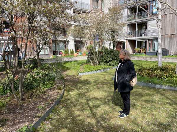 Annette Spiro in the courtyard of the residential block built for the GISA building cooperative in Zurich-Oerlikon