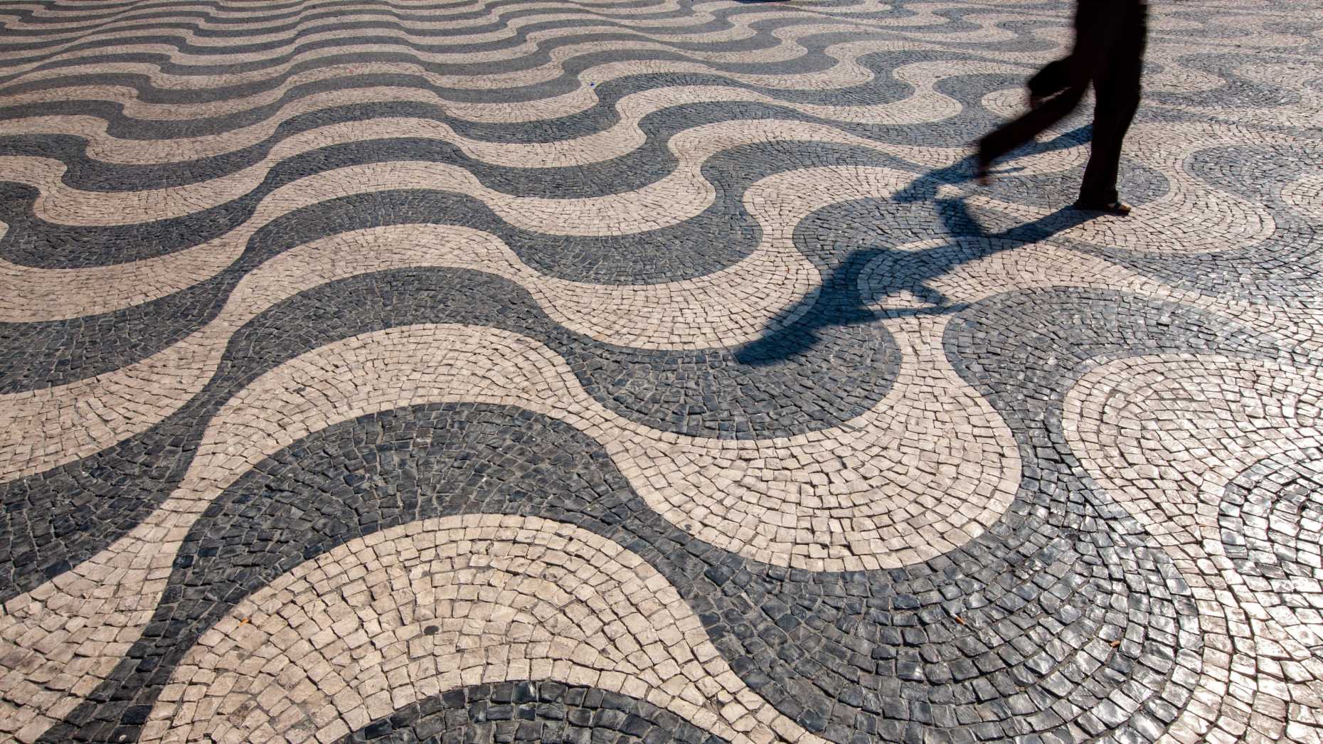 Pavement in Lissabon with a complex symmetrical pattern
