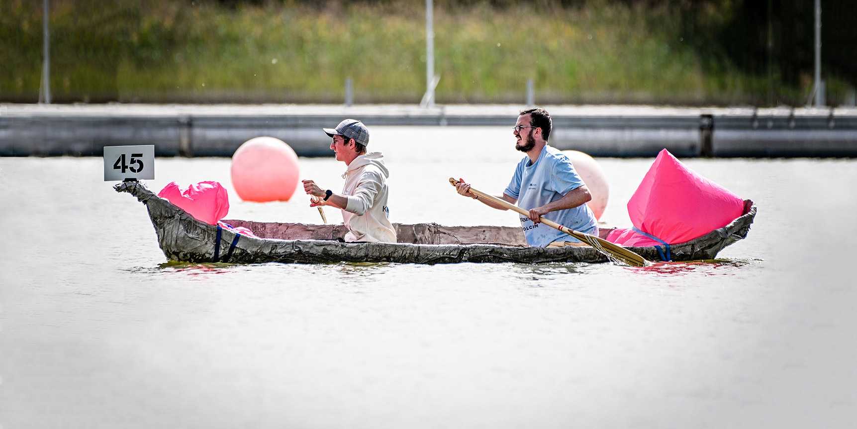 Roland Brunschweiler (in the front of the boat) and Pascal Minder row at the concrete canoe regatta in Brandenburg. They won the sustainability prize for their boat, which makes use of old clothes. (Photo: InformationsZentrum Beton)