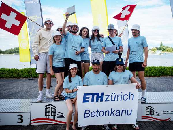 The team of the Concrete Canoe Club of ETH Zurich is happy with both winners of the Sustainability Award: Roland Brunschweiler and Pascal Minder.