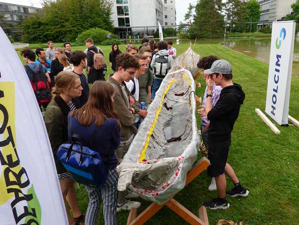 Many students and other visitors gathered on the Hönggerberg campus for the canoe launch.