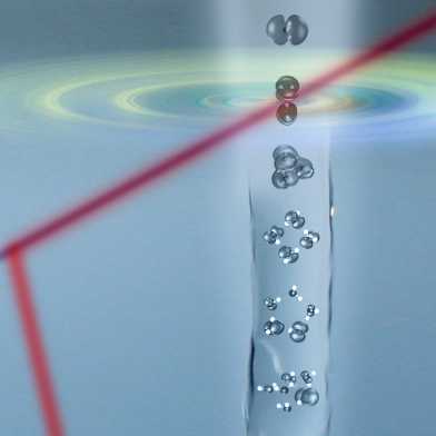 Water clusters (grey) are ionised by a short laser pulse (violet). A second pulse (red) makes it possible to precisely measure the time delay in this ionisation.