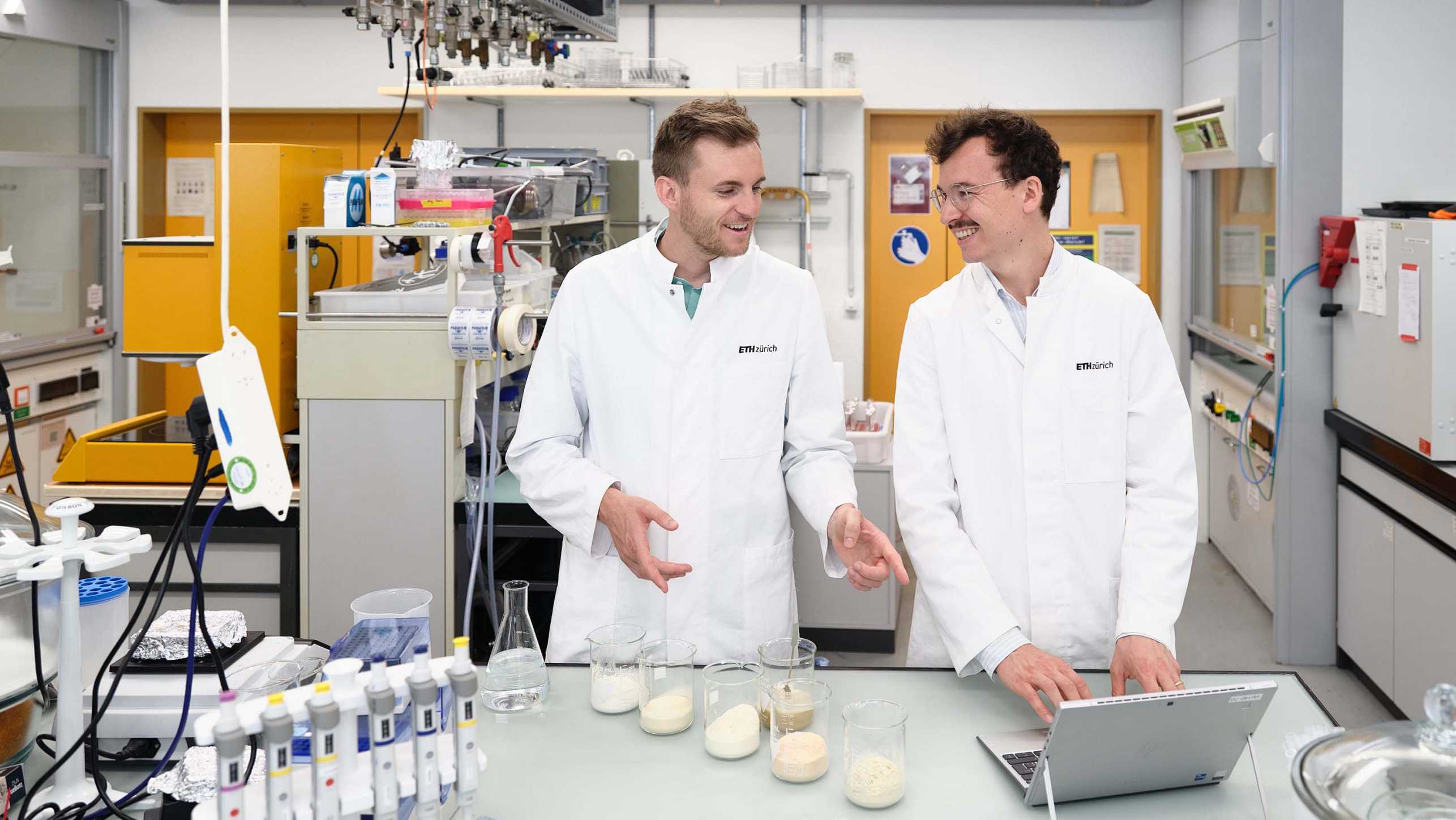 Severin Eder and Lukas Böcker in the laboratory