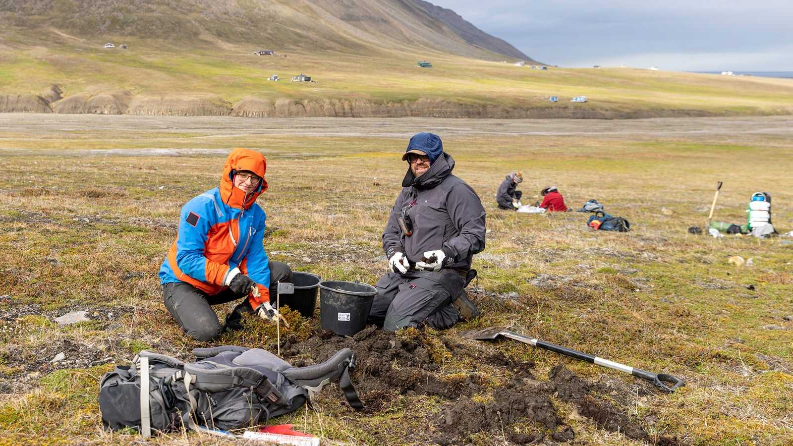 Sebastian Dötterl and student Jamila Gisler collecting soil samples on a tundra