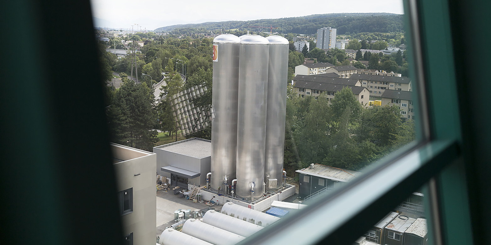 The four heat storage tanks of the Hagenholz waste-to-energy plant in Zurich