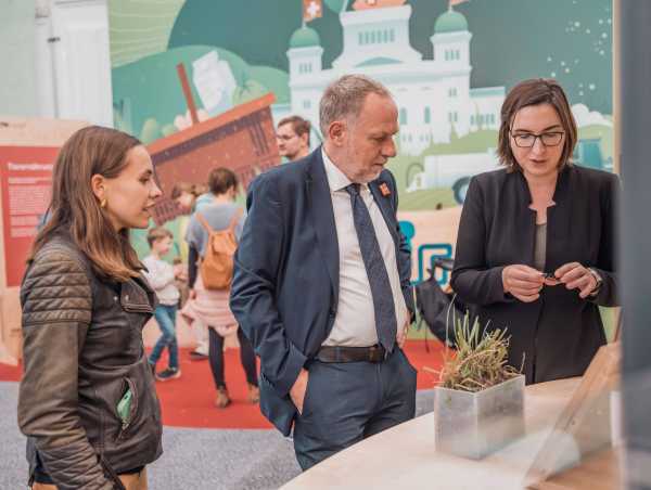 Detlef Günther (center), ETH Vice President for Research, talks to two women. One is wearing glasses and a blazer (right), the other is wearing a leather jacket (left).