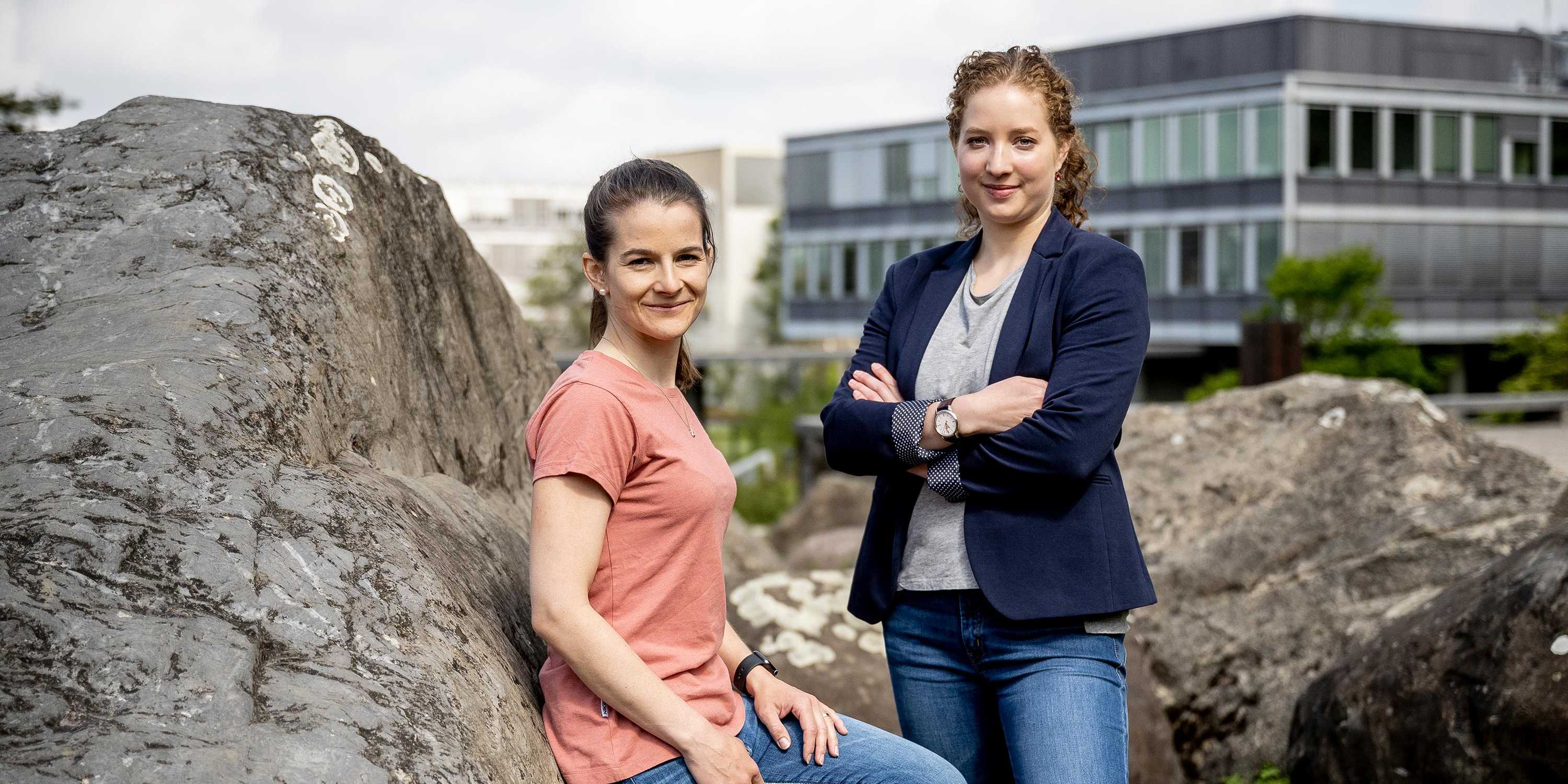 A picture of the two materials researchers Nicole Kleger (l.) und Simona Fehlmann.