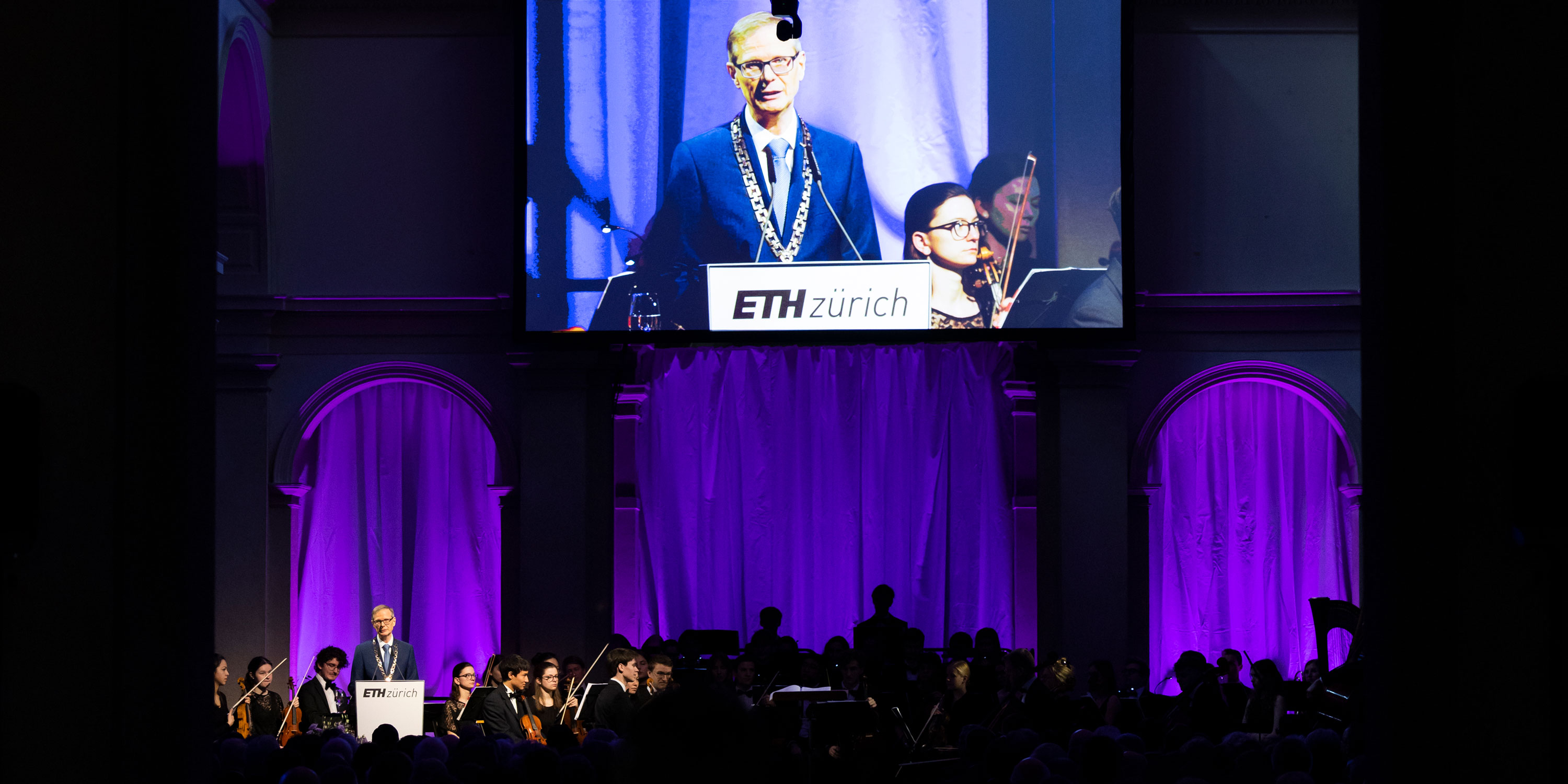 Günther Dissertori, ETH Zurich Rector, during his welcome speech at the ETH Day 2022 on a stage in front of an audience. 
