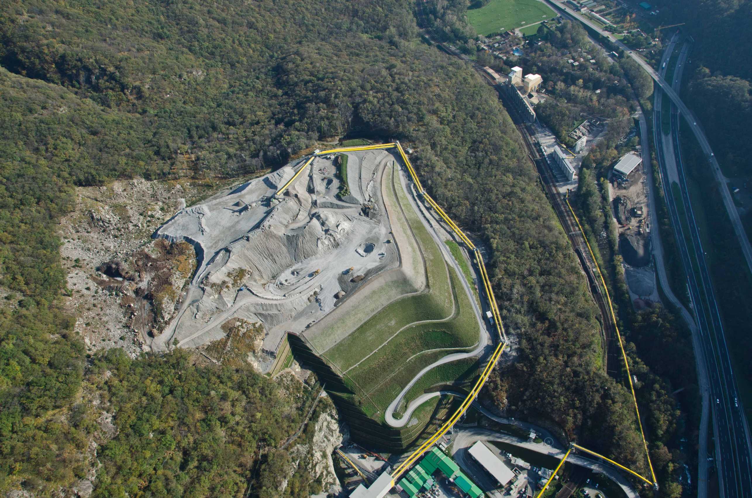 From a bird's-eye view, one can see the emerging terraced landscape on Monte Ceneri. A large gray area in the midst of greenery.