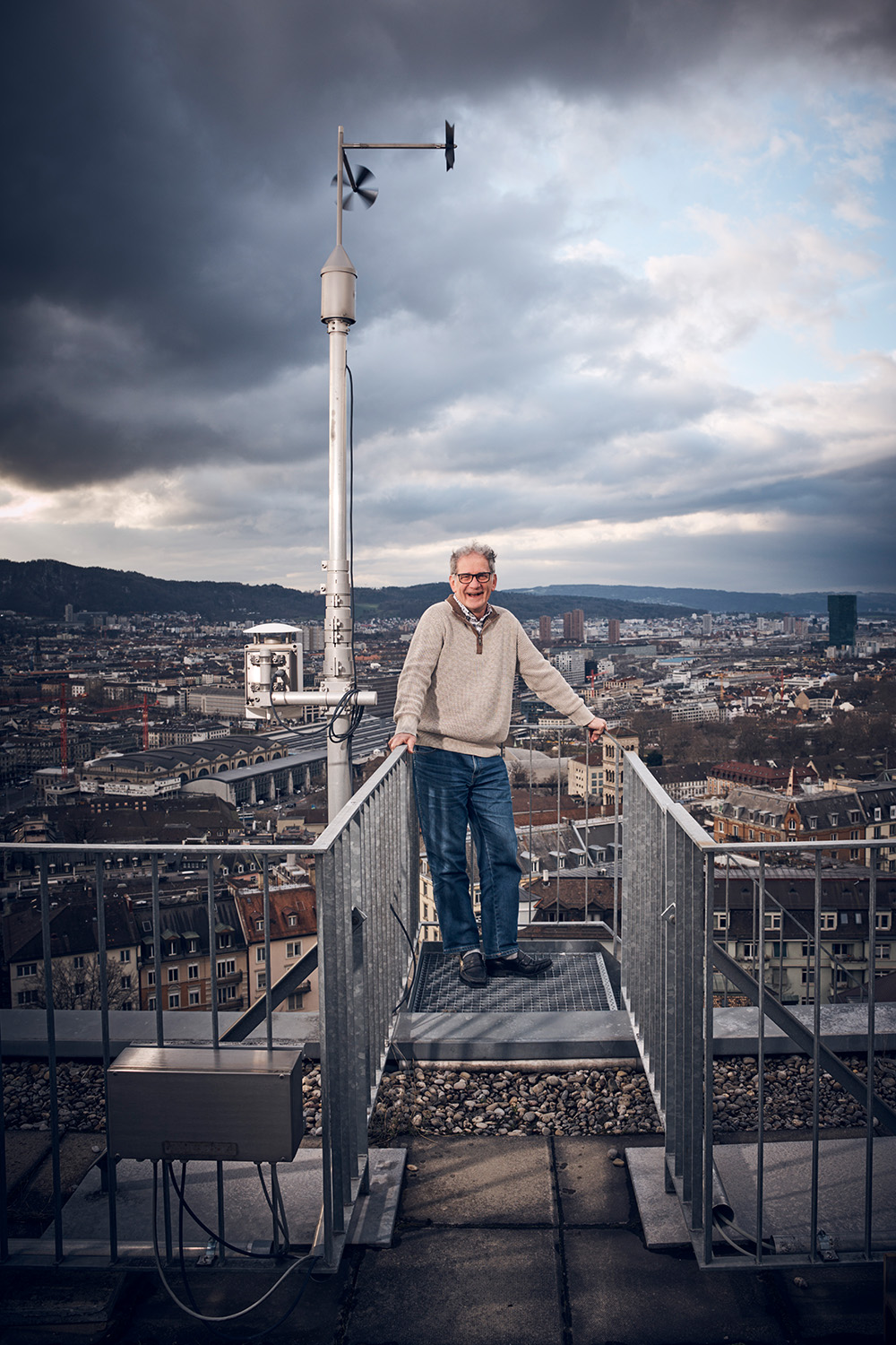 Tom Peter on the roof of the CHN building in the background the city and the sky full of clouds