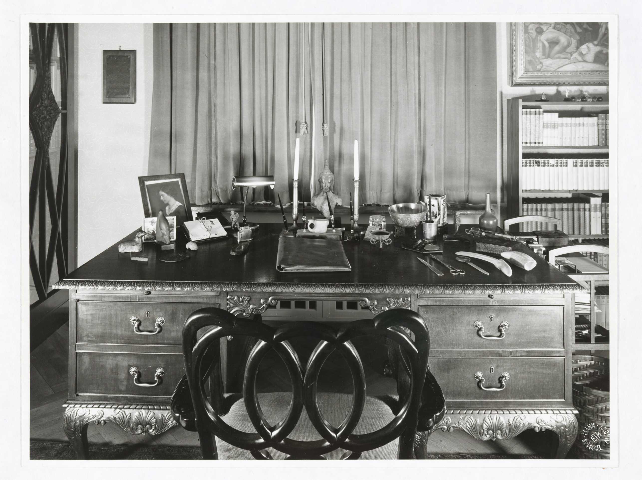 Enlarged view: Old black and white photo of the famous desk of Thomas Mann