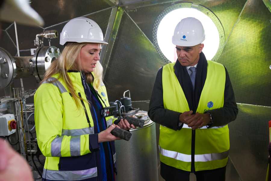 Edda Aradottir, CEO Carbfix is showing Swiss President Alain Berset two rock samples, on without CO2 injection (down) and with CO2 injection (up), during a visit of a pilot project lead by ETH Zurich called DemoUpCARMA.