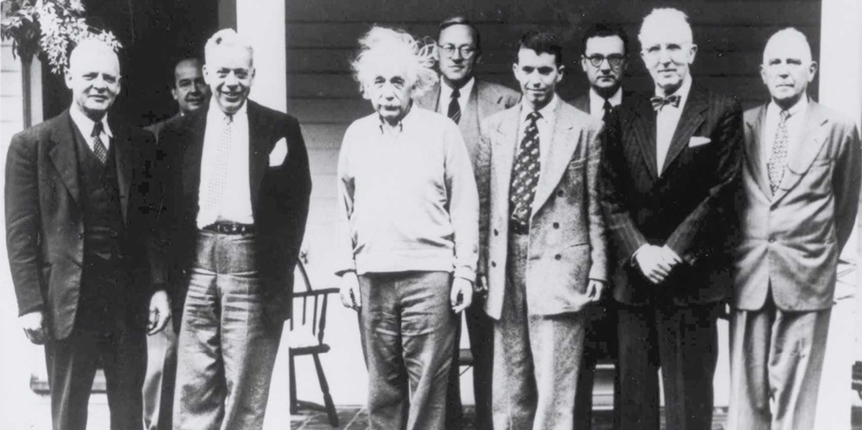 一群男人的黑白老照片，其中包括阿尔伯特·爱因斯坦和约翰·冯·诺伊曼。