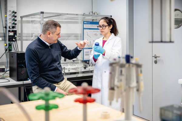 Maria Novaes stands in the lab with Jan Vermant.