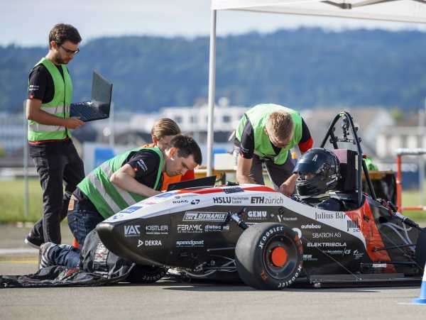 Final checks are made on the electric race car before the start.