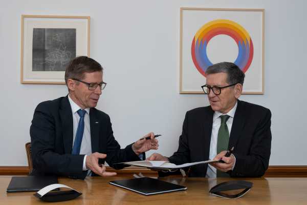 Joël Mesot and Reinhold Geilsdörfer signing the letter of intent
