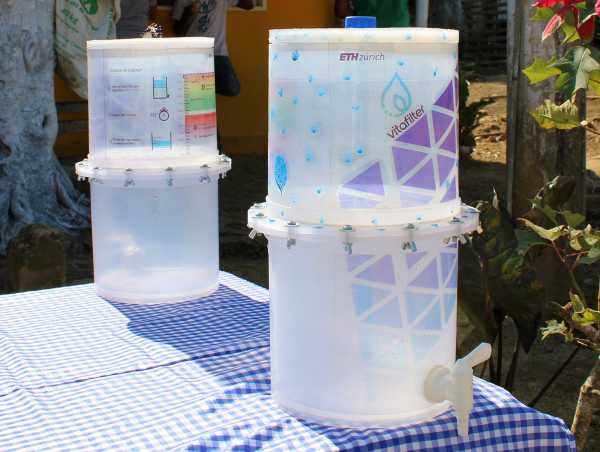 Water filter consisting of two buckets with a membrane in between.