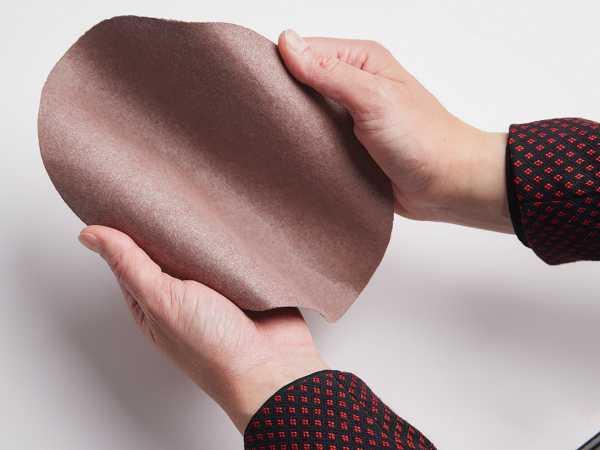 Round brown heating mat made of copper-cellulose hybrid material