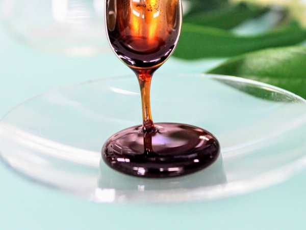 The raw extract, which is reminiscent of dark honey in its color and consistency.