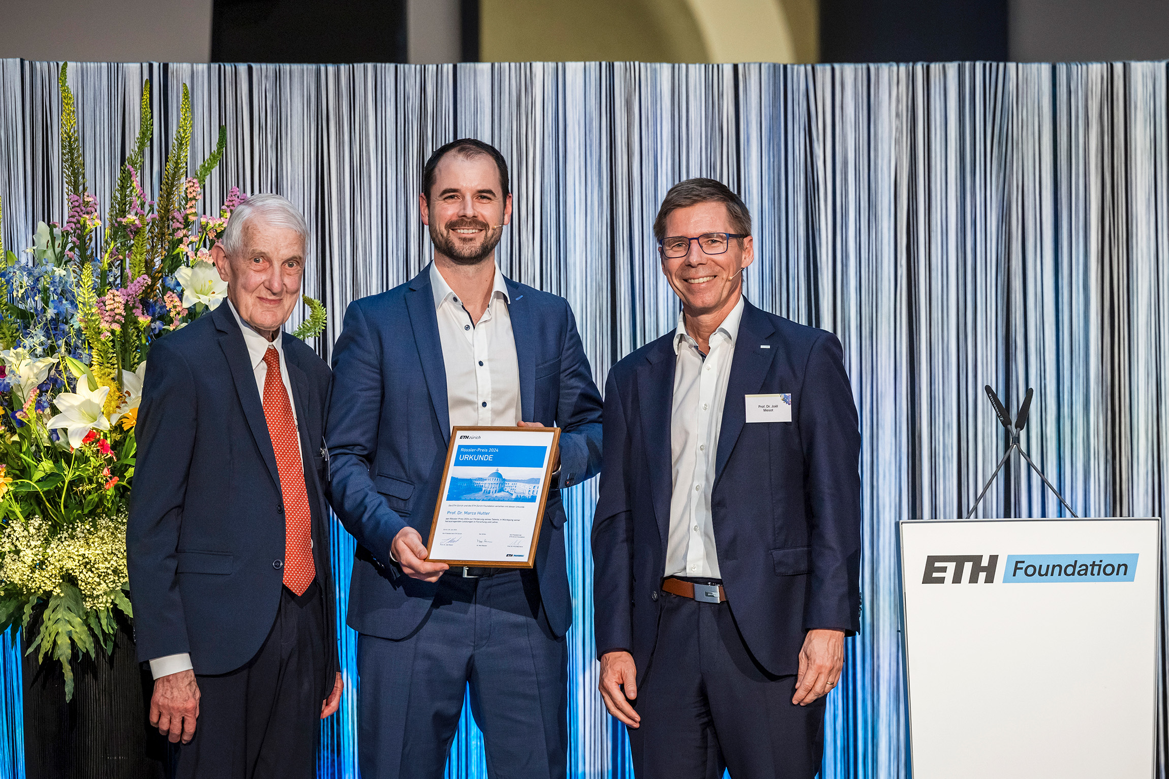 Award winner Marco Hutter with Max Rössler and ETH President Joël Mesot.