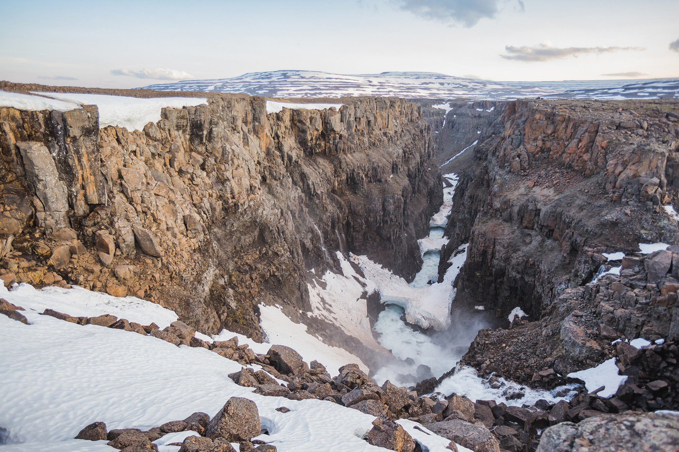 Enlarged view: Gorge, rocks covered with snow.