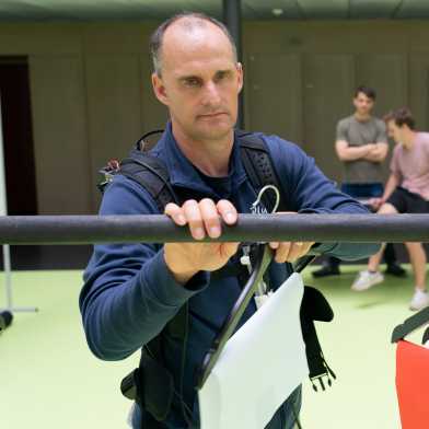 Cybathlon pilot Lukas Hendry sorts the different hangers by colour using the SightGuide team's technology