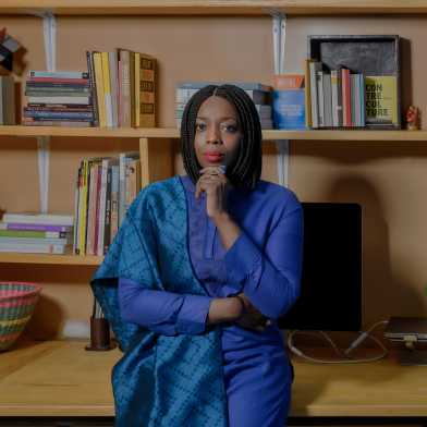 Mariam Issoufou in front of a bookshelf