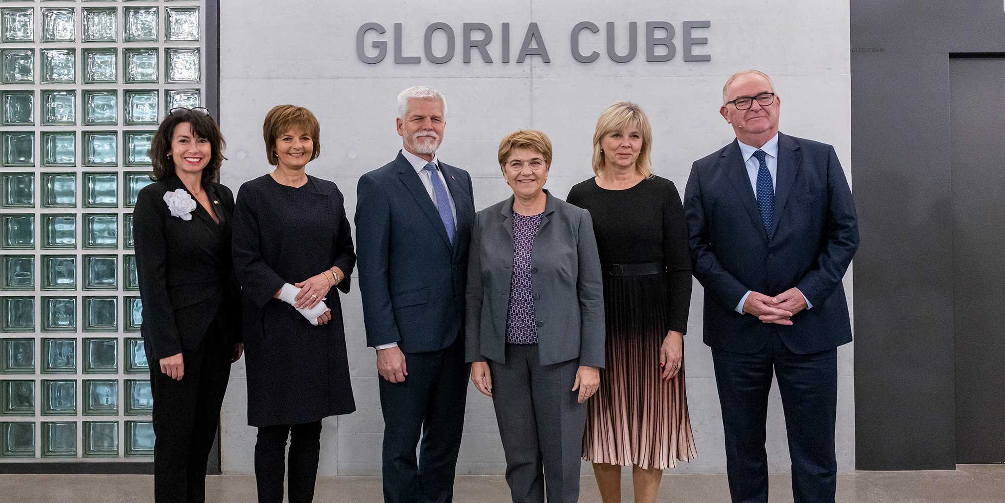 Jana Havrdová, Vice-President of the Czech Chamber of Commerce, former Federal Councillor Ruth Metzler, President of Switzerland Global Enterprise, President Petr Pavel, Federal President Viola Amherd, Eva Pavlová, Economiesuisse President Christoph Mäder in the Gloria Cube building