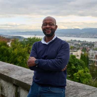 Ciira wa Maina on the terrace of Villa Hatt. The city and Lake Zurich can be seen in the background.