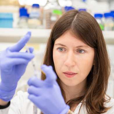 Giorgia Greter holds a pipette in the lab