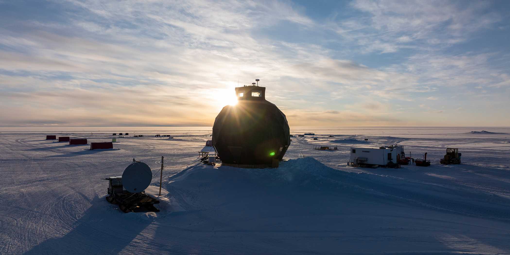 The researchers' camp on the North East Greenland Ice Stream (NEGIS), around 400 kilometres from the coast.