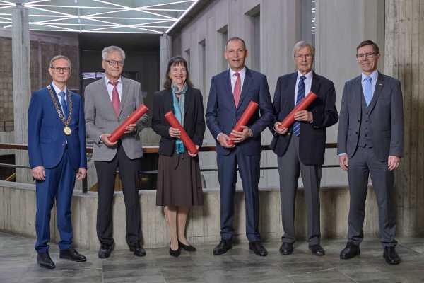 ETH Zurich Rector Günther Dissertori (left) and president Joël Mesot (right) with four guests awarded by the ETH.