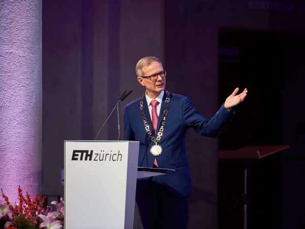 Günther Dissertori stands on the stage in the main building of ETH Zurich and speaks to the audience.