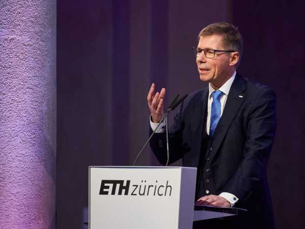 Joel Mesot stands on the stage in the main building of ETH Zurich and speaks to the audience.