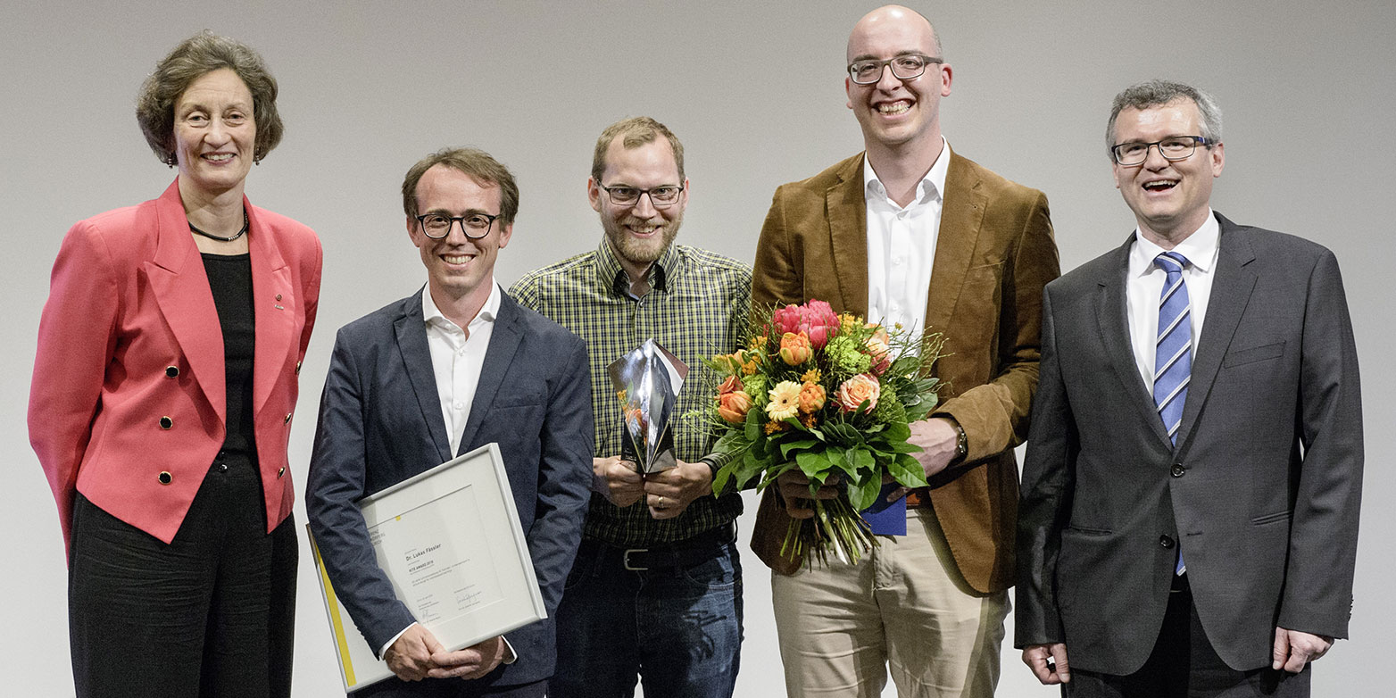 ETH Rector Sarah Springman with the winners of the 2018 KITE Award, Lukas Fässler, Markus Dahinden and David Sichau, and KdL President Edoardo Mazza (from left to right). (all photos: Oliver Bartenschlager / ETH Zurich)
