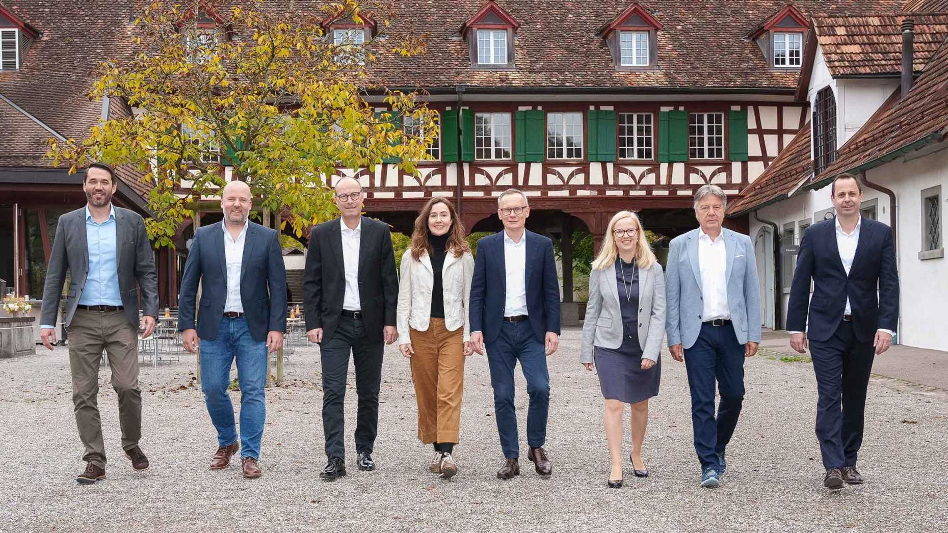 The management of the Real Estate department (from the left): Michael Messerich, Alexander Wäber, Marino Küng, Birgitta Gertz, Andrei Koshelev, Constanze Weihs, Hans-Jörg Kast and Director Hannes Pichler. 