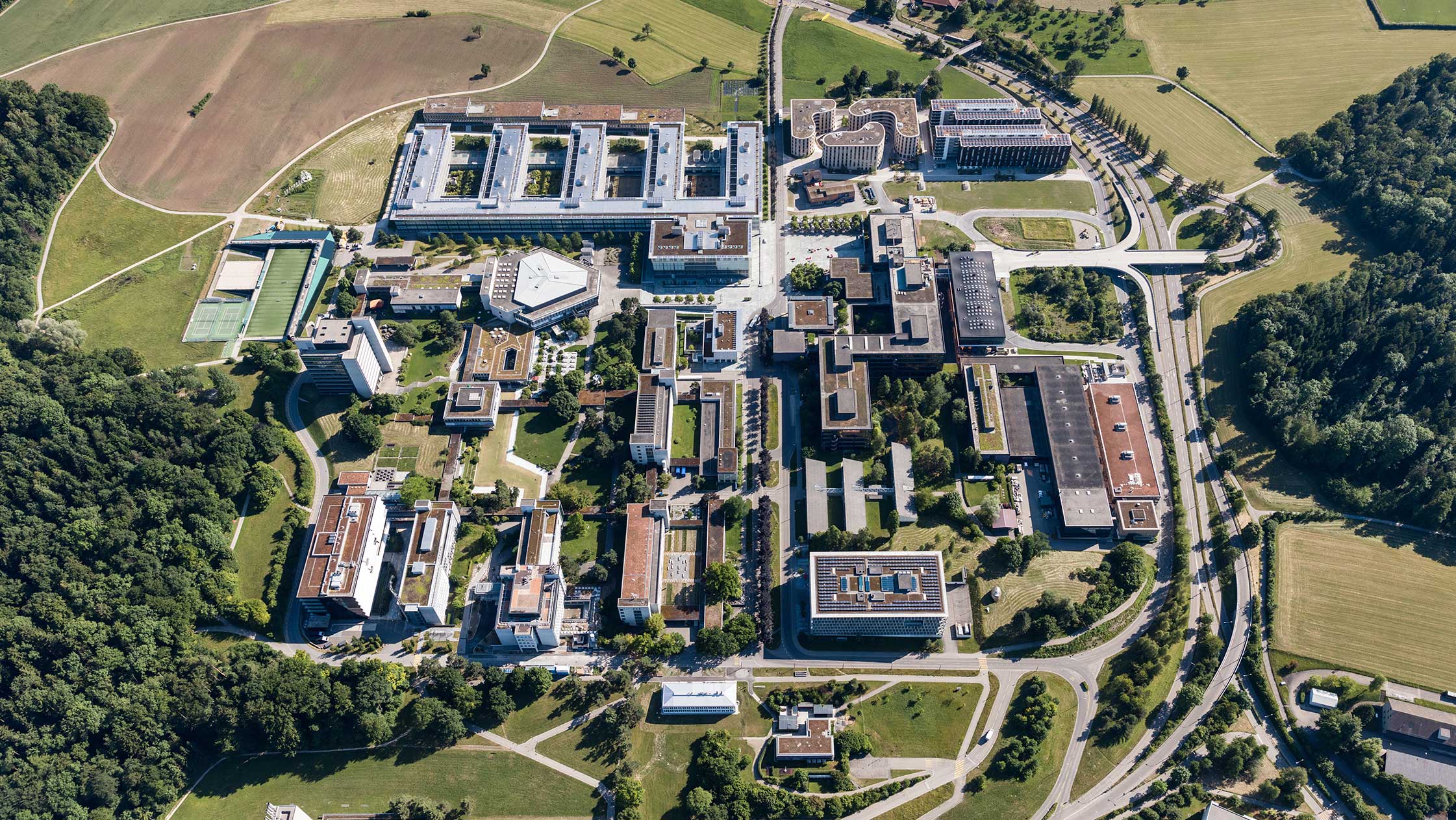 The photo shows the entire Hönggerberg campus from above.