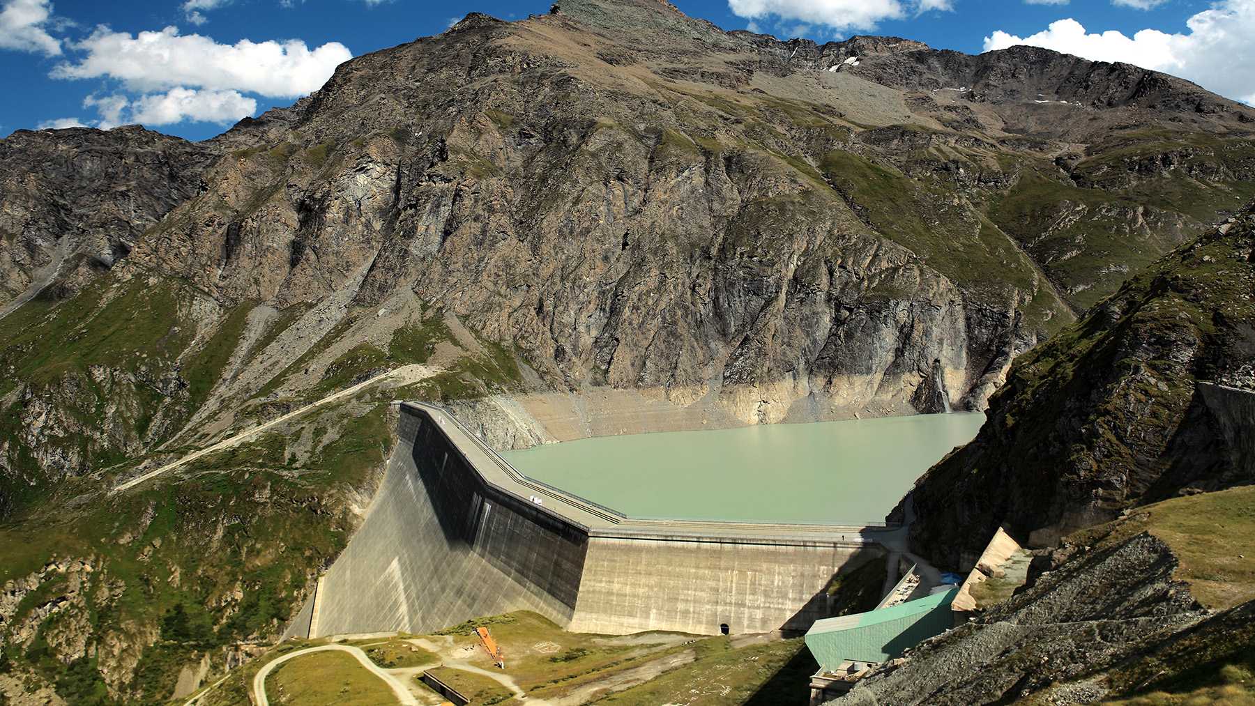 The Lac des Dix dam with the panorama in the background