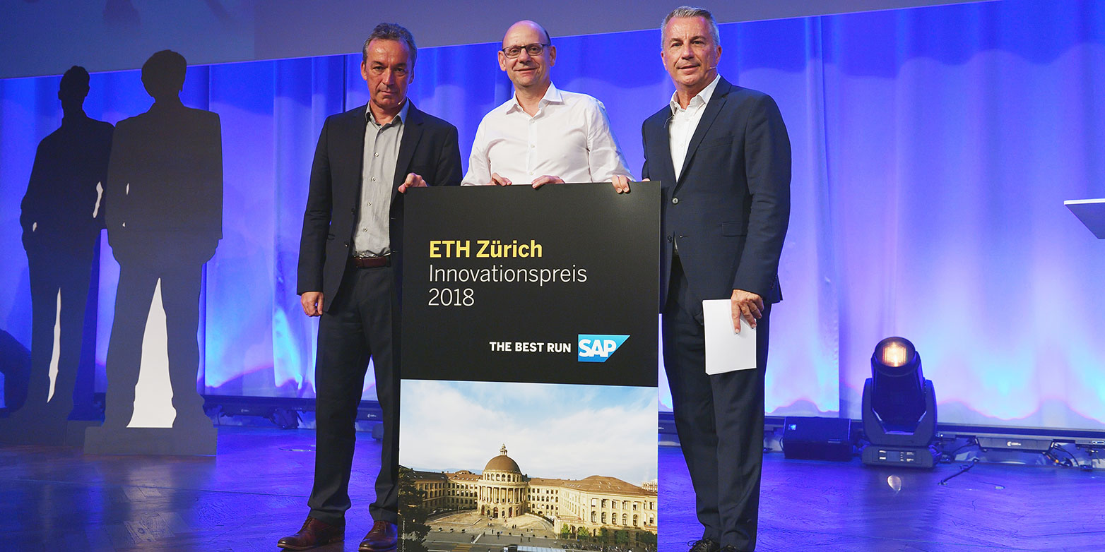 Project leader Markus Knaus (centre), ETH Zurich, at the presentation of the SAP Innovation Award 2018 in Bern between Alain Lutz, SAP Switzerland (left) and presenter Reto Lipp (right). (Photo: SAP Switzerland / profifoto.ch, Michael Kessler)