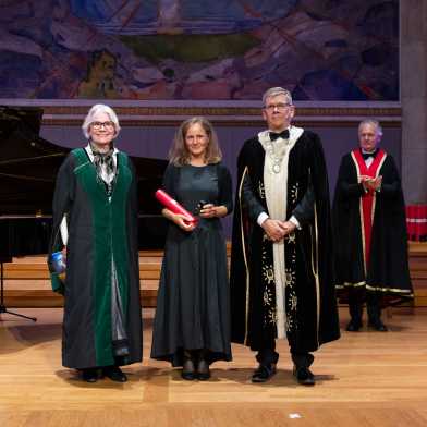 Irena Hajnsek receives the award