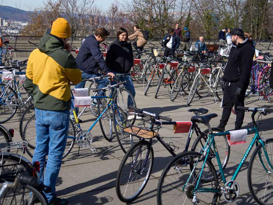 Enlarged view: Visitors among bikes at the ETH bike exchange Polyterrasse