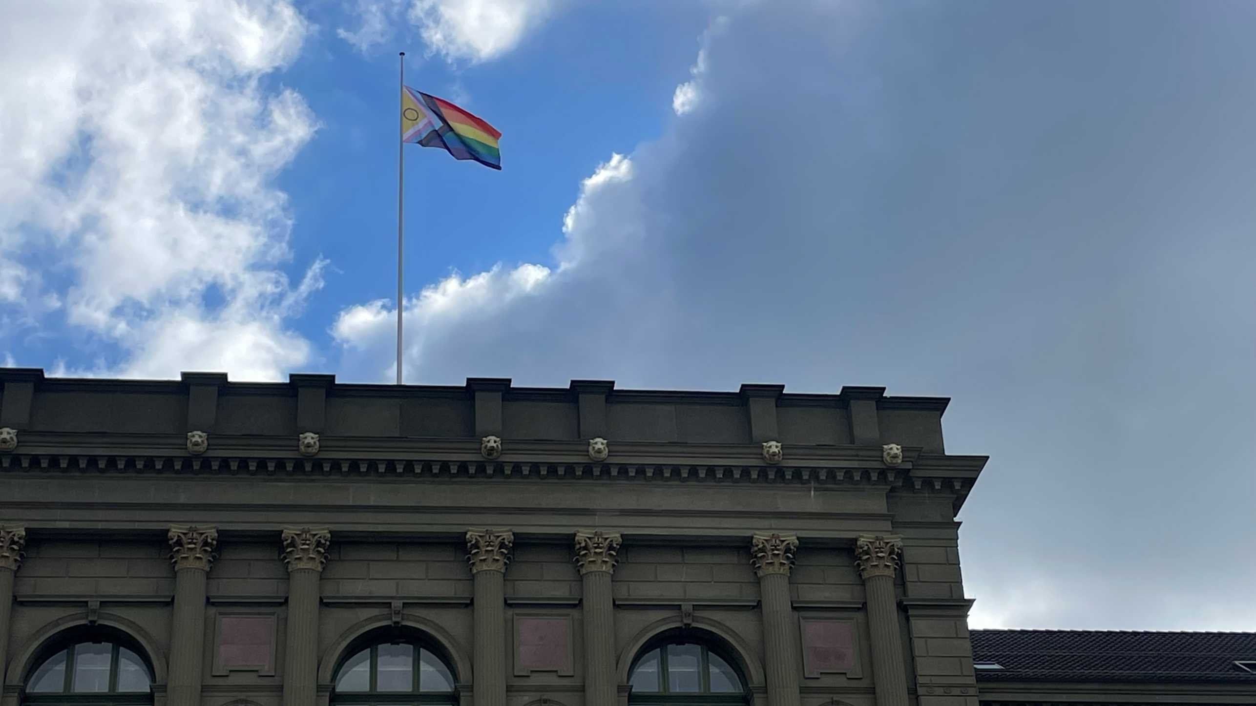 Progess-Pride-Fahne auf dem Hauptgebäude der ETH Zürich