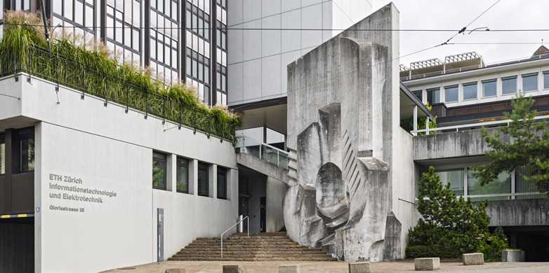 Vergrösserte Ansicht: Die Sichtbeton-Skulptur des Schweizer Künstlers Fredi Thalmann an der Gloriastrasse. (Bild: Georg Aerni)