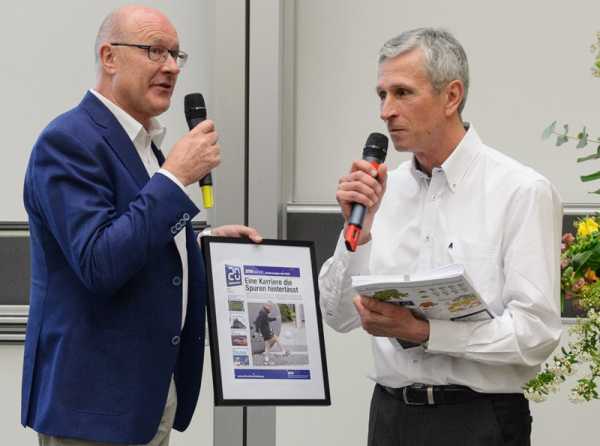 Zum Abschied erhält Dieter Schorno von seinem Mitarbeiter Hans-Peter Widmer eine Sonderzeitung. (Bild: Heidi Hostettler)
