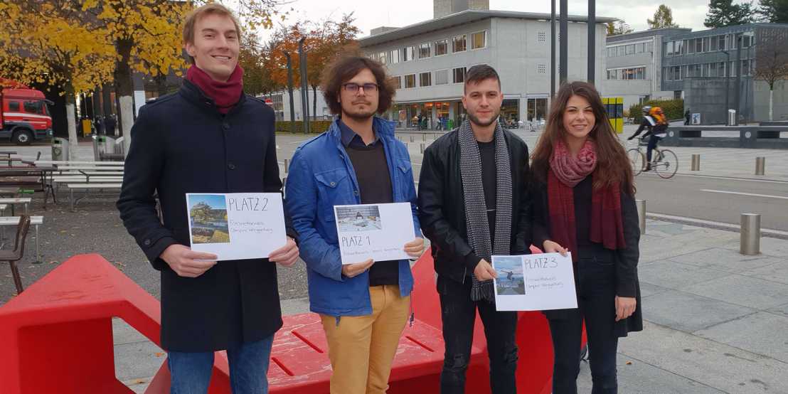 Vergrösserte Ansicht: Philip Verwege (Rang 2), Nicolas Ochsner (Rang 1) sowie Kim Gloor und Riccardo Montecchi freuen sich über ihre Preise im Fotowettbewerb. (Bild: Florian Meyer / ETH Zürich)