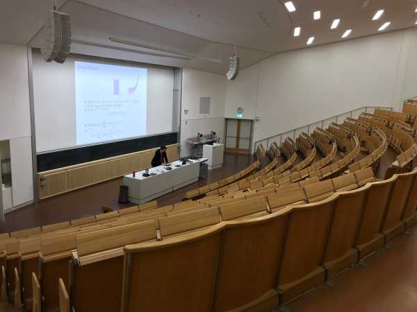 Vorlesung vor leeren Rängen im Paul Scherrer Hörsaal, dem grössten Hörsaal der ETH Zürich. (Bild: D-ITET)