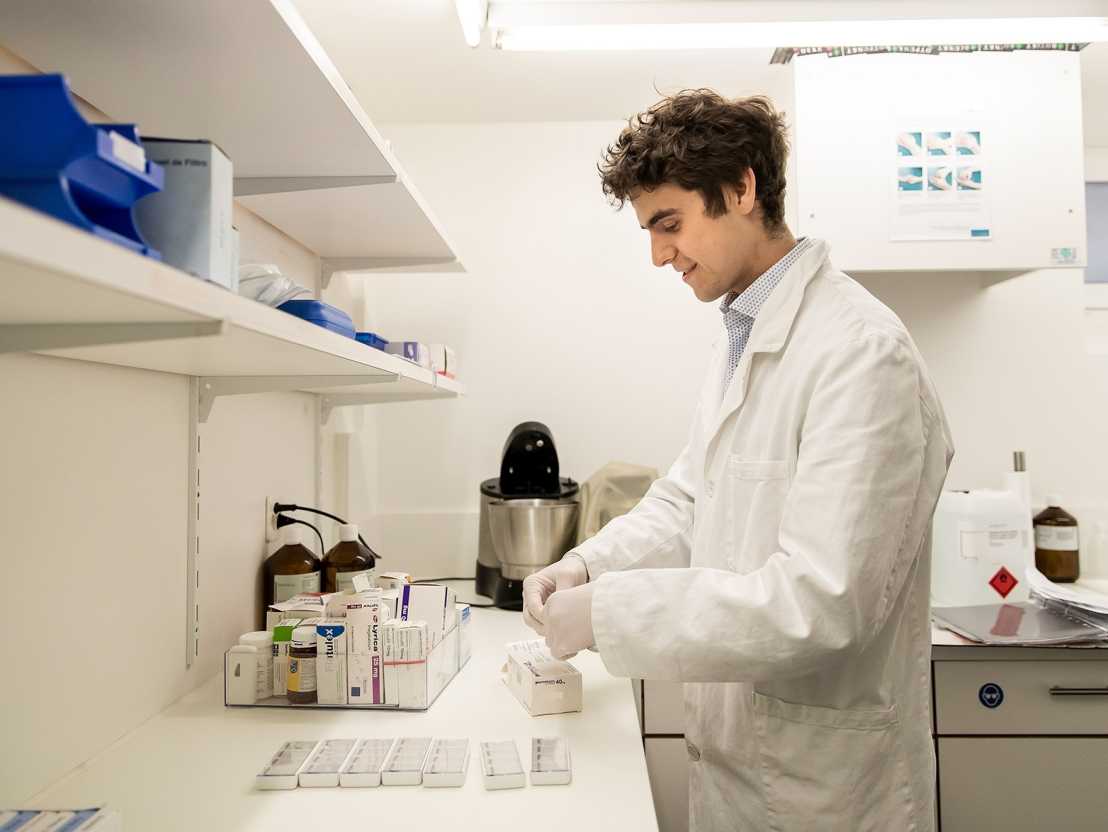 Vergrösserte Ansicht: Ilario Scapozza bereitet im Labor Medikamente für die Auslieferung vor. (Foto: ETH Zürich/Nicola Pitaro)