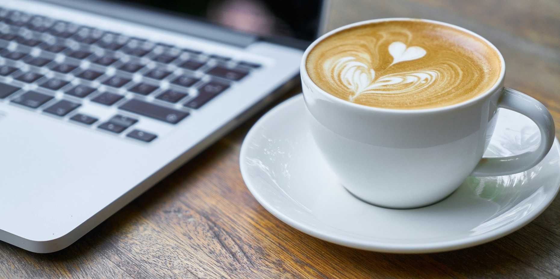 Kaffeetasse und Laptop
