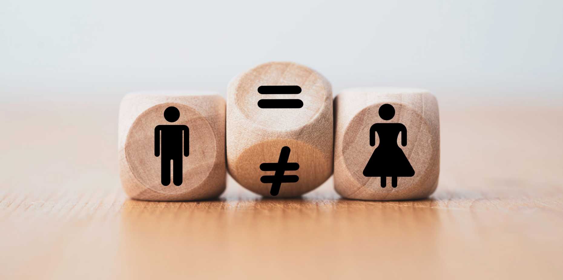 Drei Würfel, die von links nach rechts einen Mann, ein Gleichheitszeichen und eine Frau zeigen.