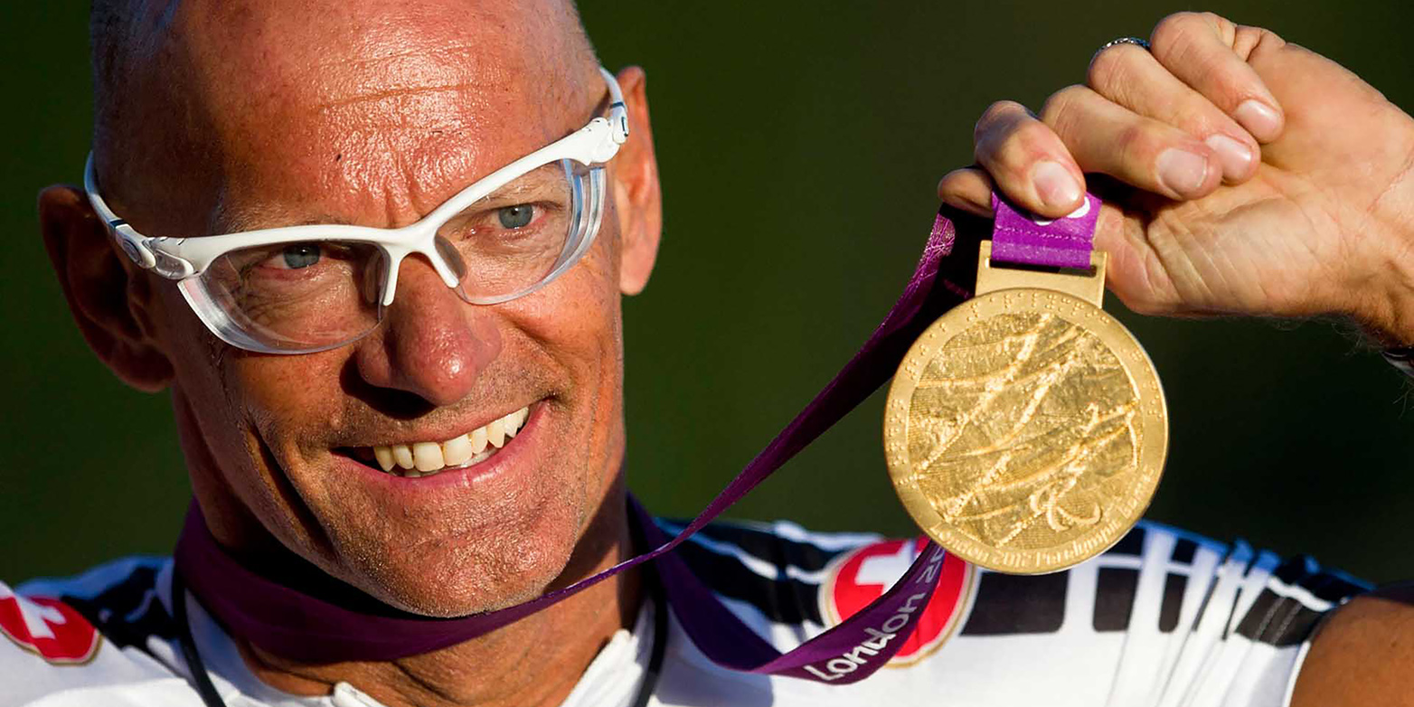 Vergrösserte Ansicht: Heinz Frei mit einer seiner Goldmedaillen